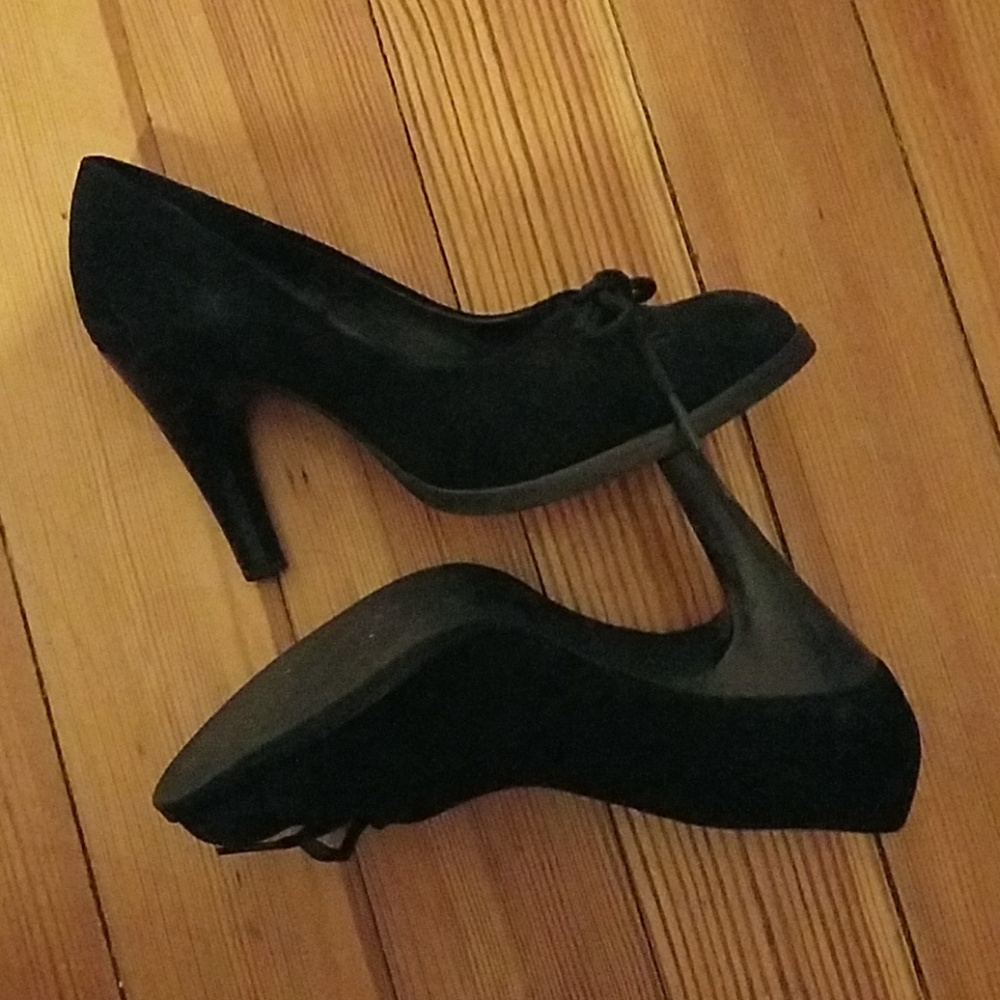 Gianni Bini Genuine Suede Heels 3" tie bow, 6m - Picture 2 of 4
